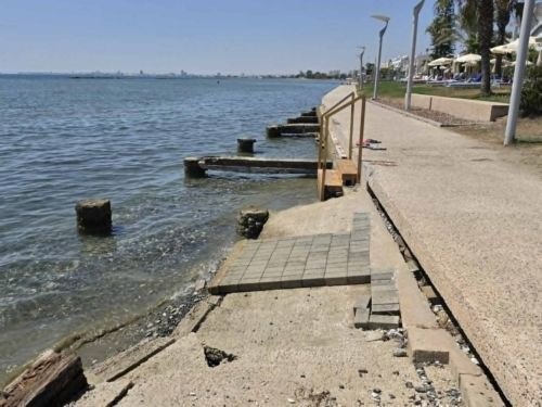 Erozyon Oroklini sahil yürüyüş yolunu oteller yakınında çökme noktasına getirdi