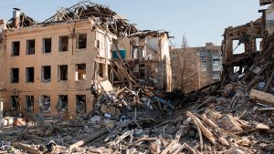 Ukrayna yeniden inşa edilirken Rusya saldırısı sürüyor, küçük kasaba ve köyler dışlanıyor