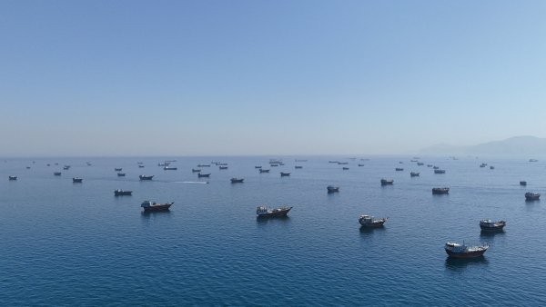 Körfez ve Umman Körfezi'nde Ticari Gemilere Saldırı: Çok Sayıda Gemi Alev Alarak Devre Dışı Kaldı