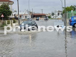 Larnaka ve Aradippou'da sel yolları nehre çevirdi, fırtına vurdu