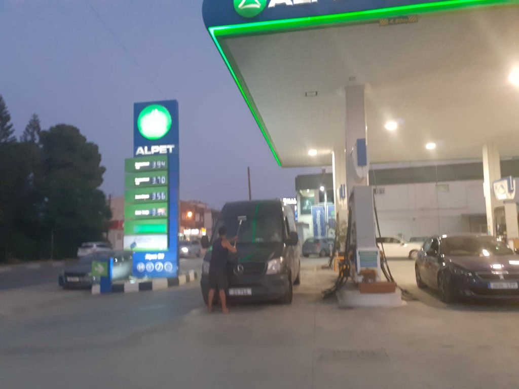 Türkiye'de rekor yüksek akaryakıt fiyatları ekonomide dalga dalga yayılıyor