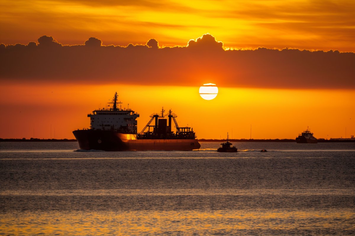 Hormuz'da patlama ve Husilerin insansız hava aracı iddiası kilit deniz yollarını yeniden alarma geçirdi
