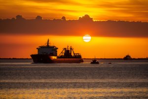 Hormuz'da patlama ve Husilerin insansız hava aracı iddiası kilit deniz yollarını yeniden alarma geçirdi