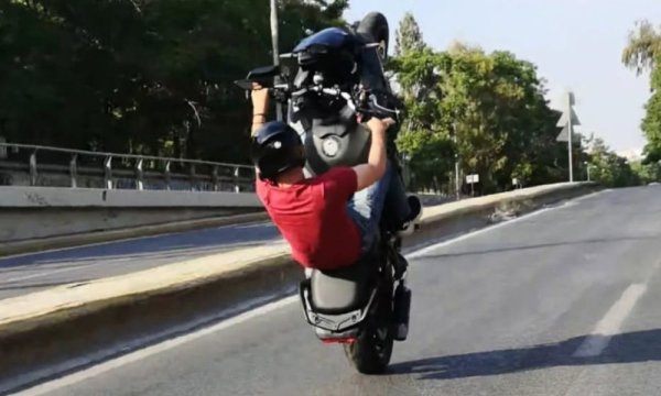Genç motosikletlilerin tehlikeli gösterilerine karşı polise daha sert önlem çağrısı