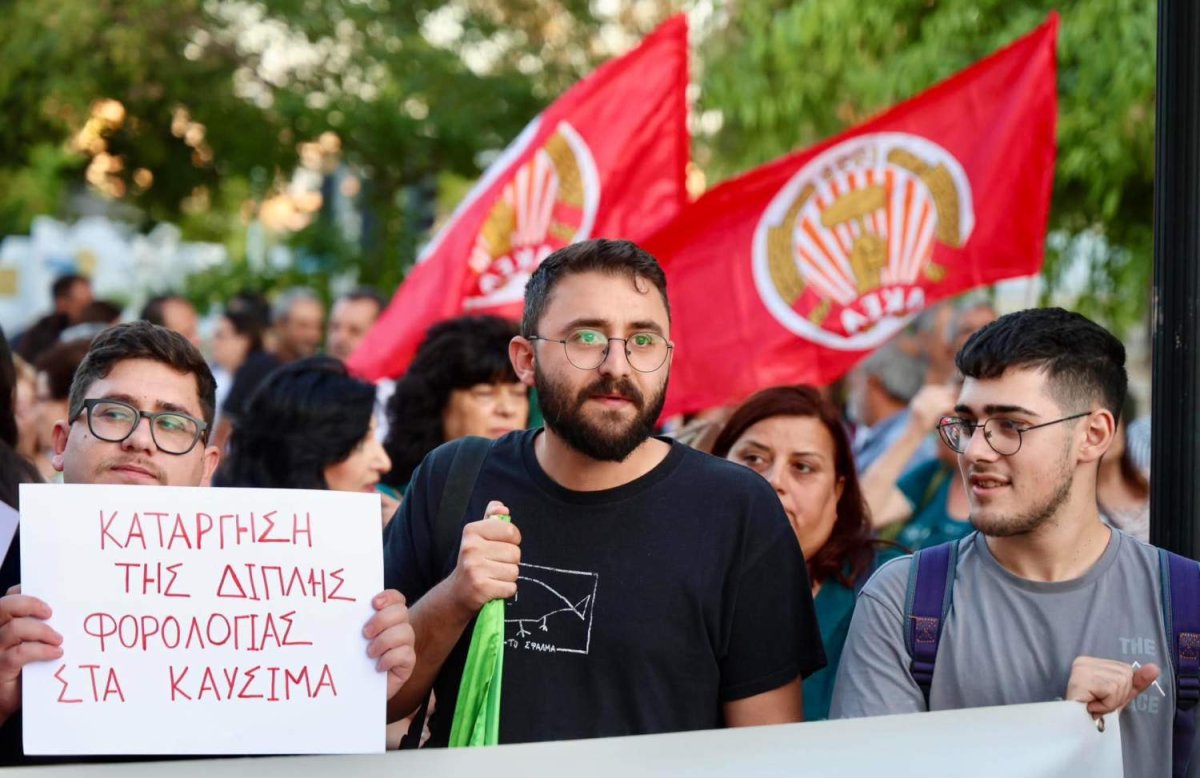 AKEL Maliye Bakanlığı protestosunda acil geçim maliyeti önlemleri talep etti