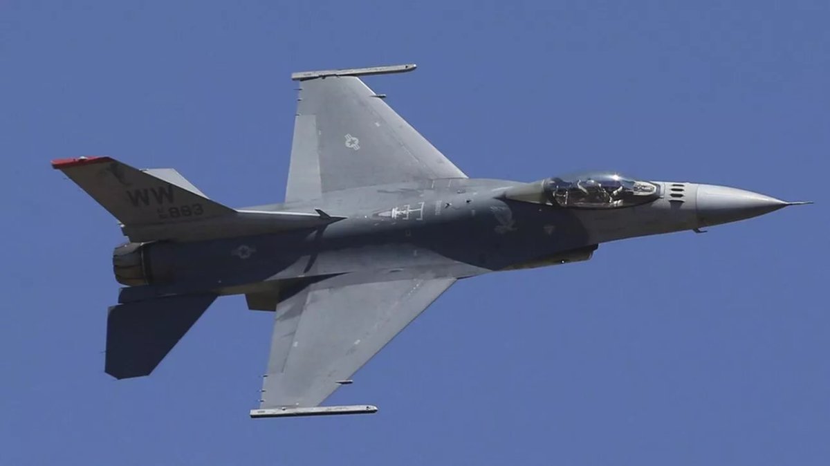 ABD'ye ait F-16 Almanya'daki üste düştü, pilot sağ