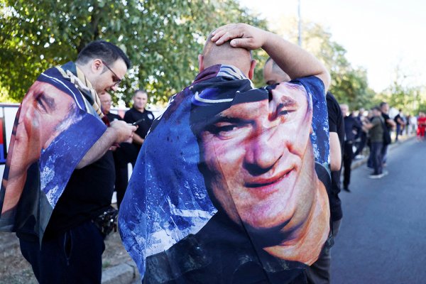 Savaş Suçlusu Ratko Mladic'in Cenazesine Binlerce Kişi Katıldı