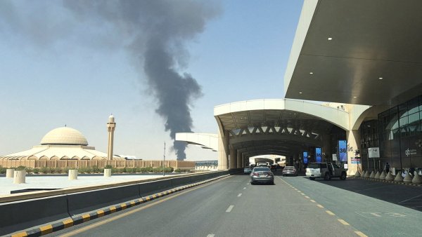Riyad havalimanı yakınında alev ve duman görüldü, Suudi Arabistan hava saldırısı tehdidi uyarısı yapmıştı