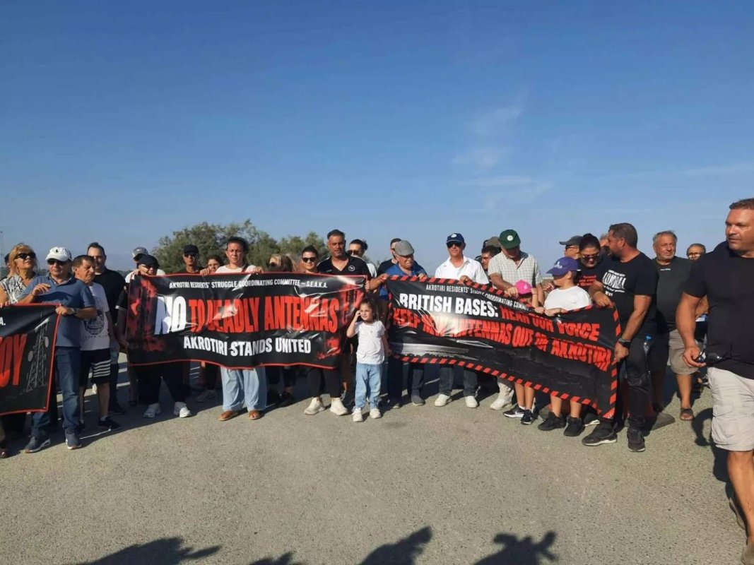 Ölümcül antenlere hayır: Akrotiri sakinleri planlanan kurulumu protesto etti