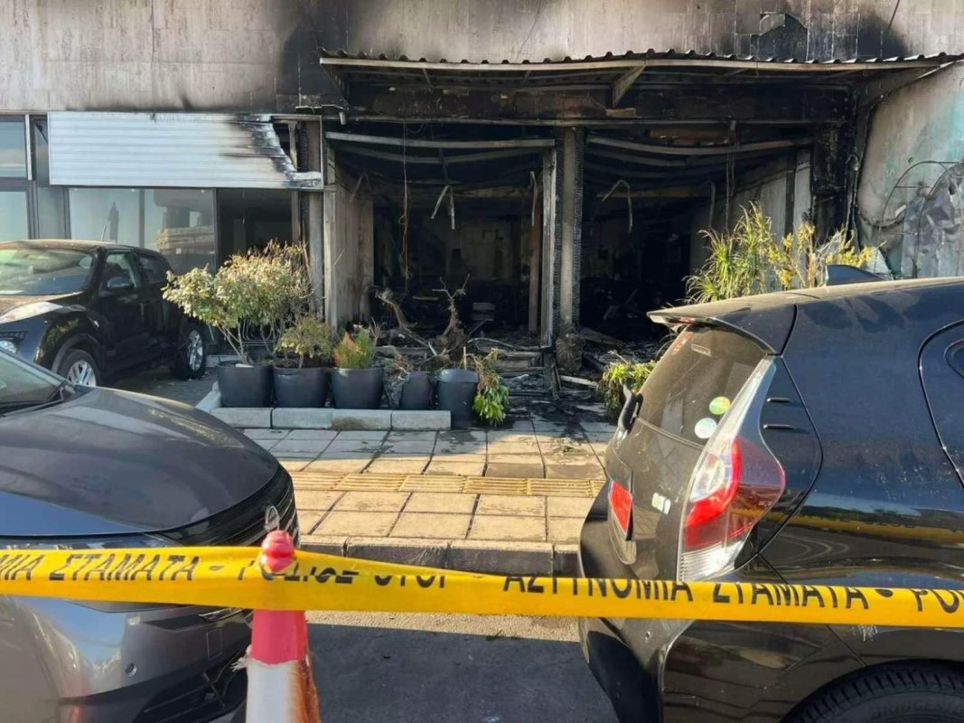 Larnaka'da araç kiralama ofisi ve üç araç yangında hasar gördü