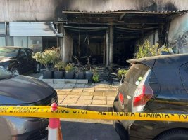 Larnaka'da araç kiralama ofisi ve üç araç yangında hasar gördü
