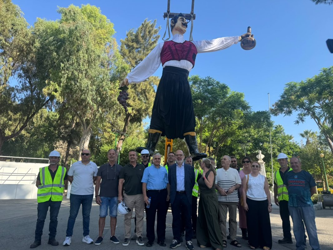 Limasol şarap festivali öncesinde geleneksel heykel yerine konuldu