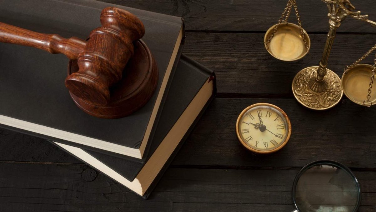 Avukat okul kızı kıyafetiyle ilgili cinsiyetçi paylaşım nedeniyle suçlu bulundu