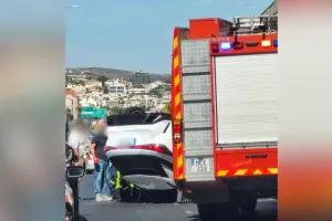 Limasol'da araç devrildi, sürücü sıkıştı