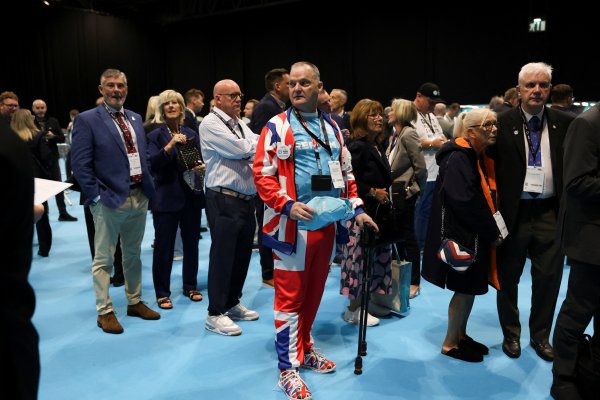 Reform UK'ta Seçim Yasası İhlali Skandalı: İki Üst Düzey İsim Görevden Ayrıldı