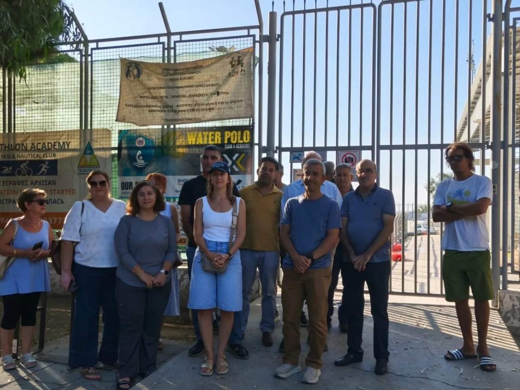 Limasol Olimpik havuzu yağış sonrası kapalı kalınca veliler protesto etti (fotoğraflar)