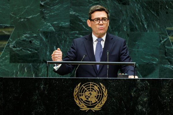 Christodoulides, Burnham'a üslerin kullanımında Kıbrıs Cumhuriyeti'ne ciddi dikkate alınmasını söyledi