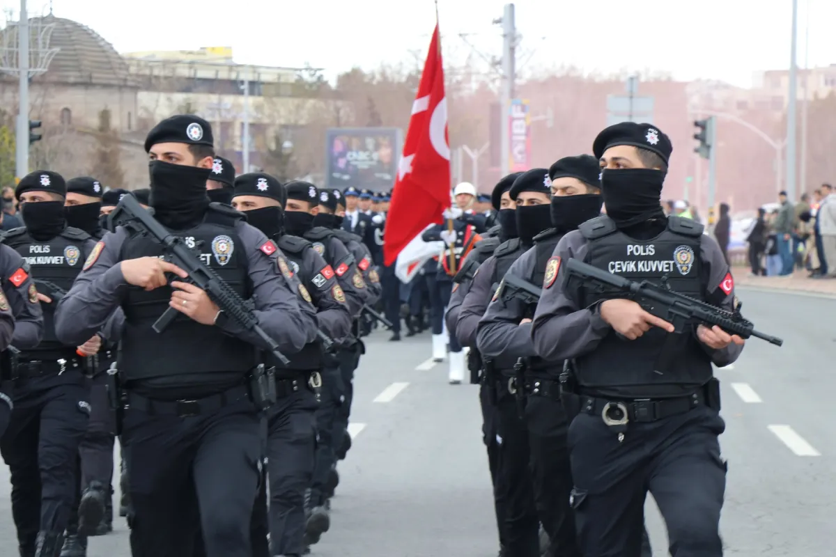 Türkiye polisi ülke çapında LGBT ev ve barlara baskın düzenledi