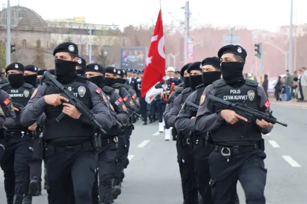 Türkiye polisi ülke çapında LGBT ev ve barlara baskın düzenledi