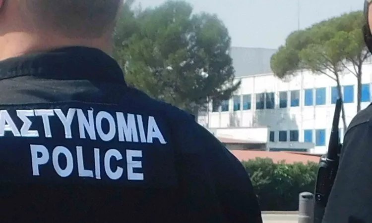 Polise suç şebekeleriyle işbirliği suçlaması; Fytiris'ten temizlik sözü