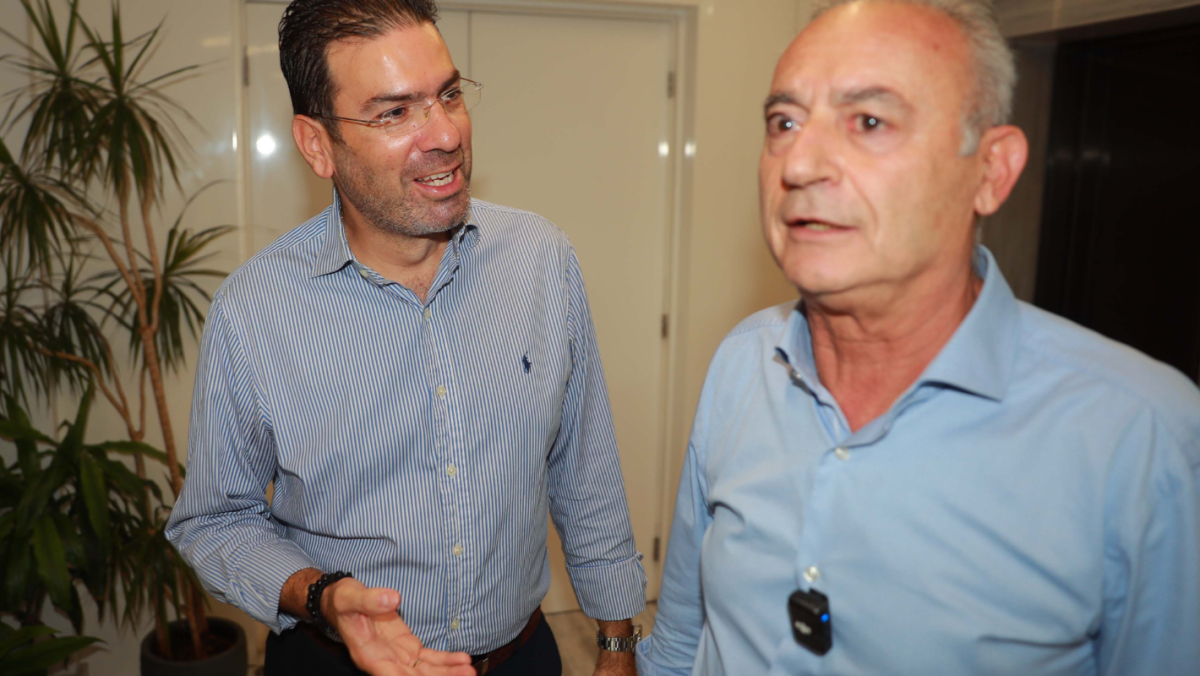 Avérof Neofitu, DİSİ merkezine mikrofonuyla ve beş kutu dolusu imzayla geldi