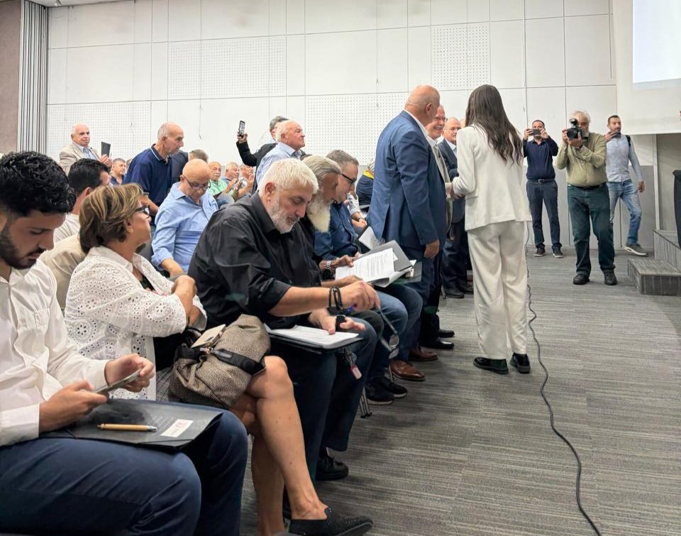 EDEK (Sosyal Demokrat Hareket) kongresinde 11 Politik Büro üyesi katılmadı, genel müdür pozisyonu kaldırıldı