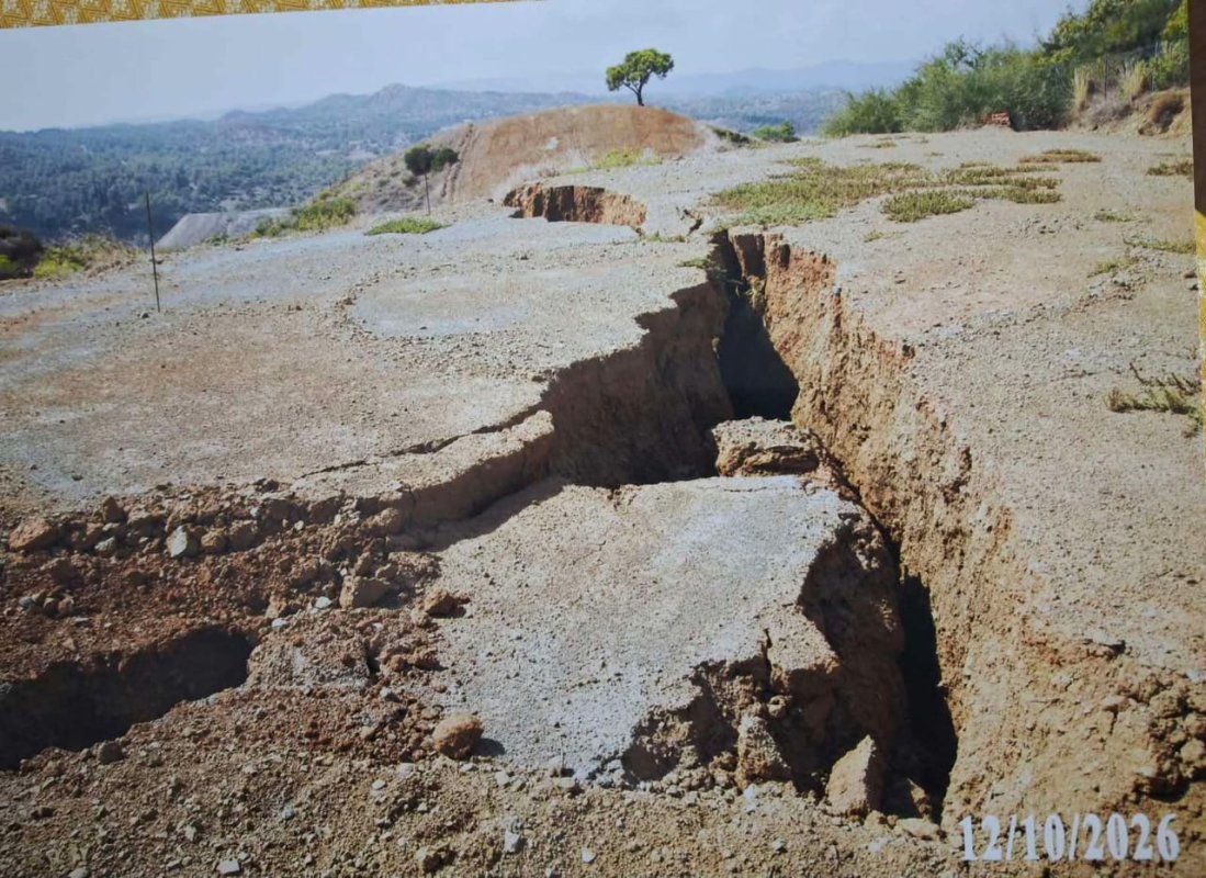 Larnaca'daki Stavrovouni Manastırı'ndan heyelan alarmı: Yerde dev çatlaklar oluştu