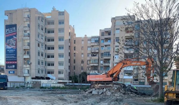 Larnaka'da tarihi Dipa binası tehlikeli bulunduğu için boşaltılıyor