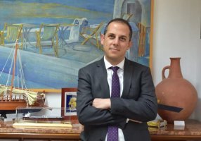 Eski Ulaştırma Bakanı Demetriades, “altın pasaport” davasında 84 suçlamayla yargılanmaya başladı