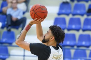 Strovolos'un basketbol takımı Keravnos, Limasol'da Apollon'u 90-75 yenerek üst üste üçüncü galibiyetini aldı