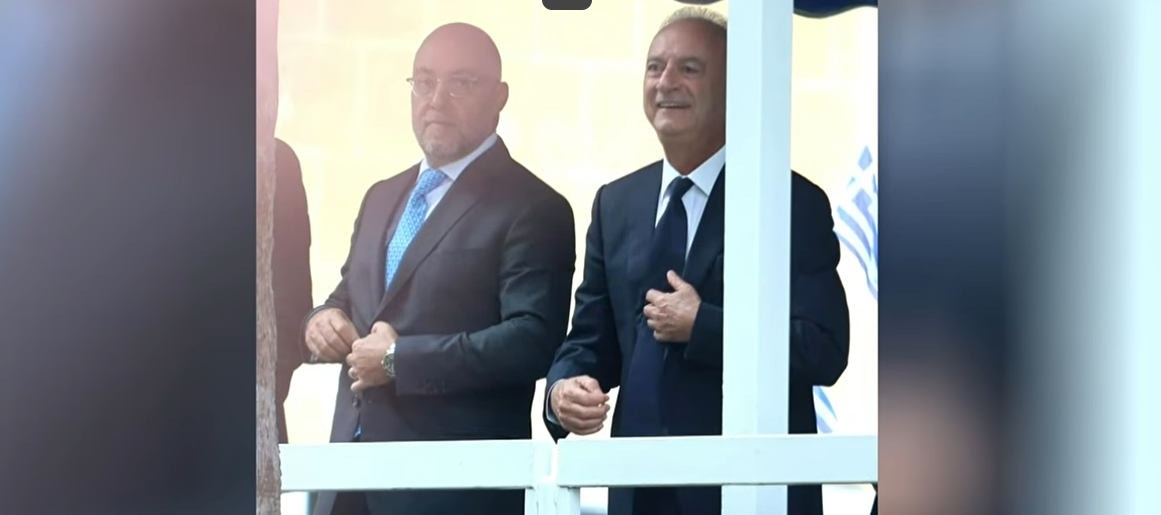 Yorgos Pamporidis ile Averof Neofitu geçit töreninde yan yana, ama DİSİ'de birlik hâlâ görünmüyor