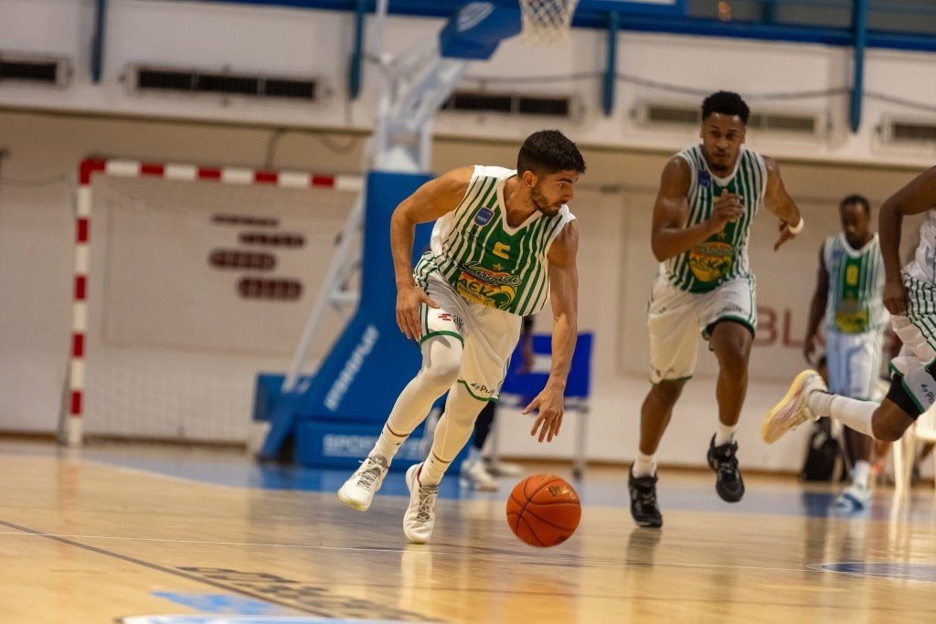 Larnaka'nın Petrolina AEK takımı, ETHA Engomi'yi 87-61 yenerek dördüncü galibiyetini aldı