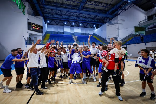 Hentbol Super Cup'ta şampiyonluğa dönen Sabbianco Anorthosis