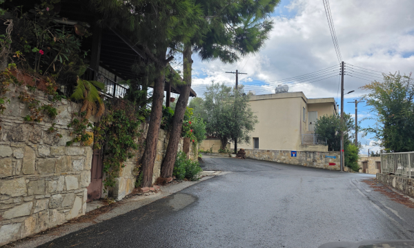 Pafos'un Tsada köyünde okul, yol ve yaya bölgesi projeleri sürüyor