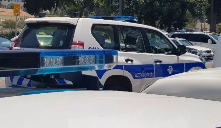 Lakatamya'da 24 yaşındaki adam, iddiaya göre evinde basılıp dövüldü ve 5 bin avro istendi