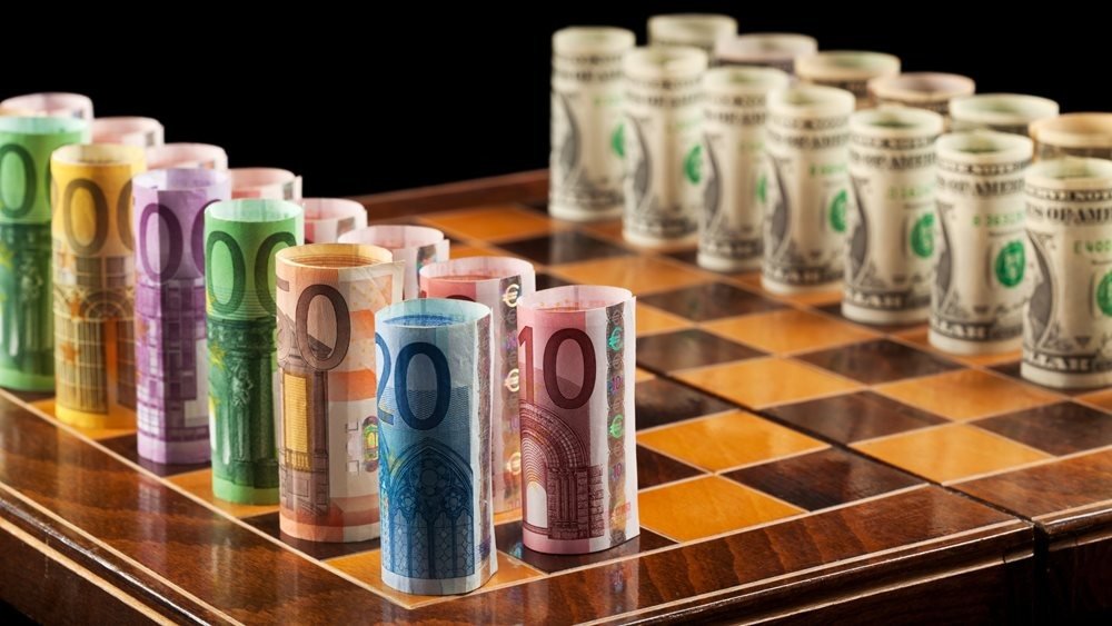Euro 17 aylık dipte – Fransa baskısı ve güçlü dolar