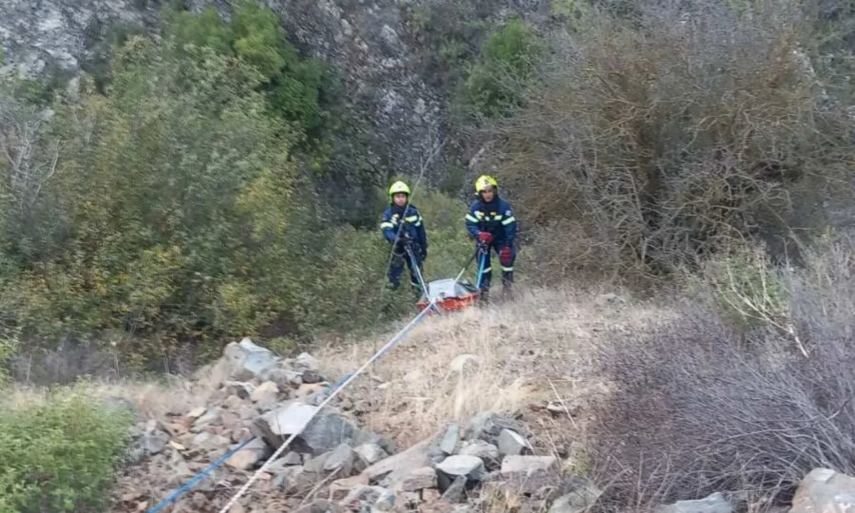 Lefkoşa'nın Politiko köyünde 40 metre derinlikteki vadide mahsur kalan kadın kurtarıldı