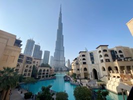 Dünyanın en yüksek binası Burj Khalifa Kıbrıs bayrağı renkleriyle aydınlandı