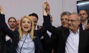 DISY eski başkanı Averof Neofytu, Annita Dimitriou'nun çekilmesini 'sakin ve sorumlu' buldu