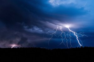 Kuvvetli fırtına Larnaka'yı vurdu, Baf'ta birçok bölgede elektrik yok, dağlık alanlarda heyelanlar görülüyor