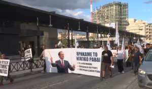 Elektrik fiyatlarını protesto eden Doğrudan Demokrasi Kıbrıs, Lefkoşa'daki Cumhurbaşkanlığı Sarayı'na yürüyor