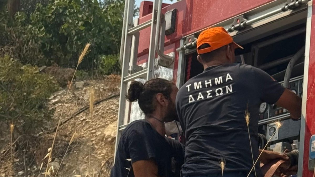 Pafos'ta yasadışı çöplükte yangın çıktı, iki orman yangını kontrol altına alındı