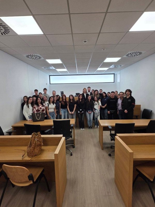 Pafos'taki Ayios Neofitos Lisesi öğrencileri Kıbrıs'ın adalet sistemini öğrendi