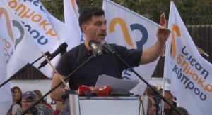 Doğrudan Demokrasi Kıbrıs lideri Fidias Panayiotu, yüksek elektrik fiyatlarını protesto için yürüdü