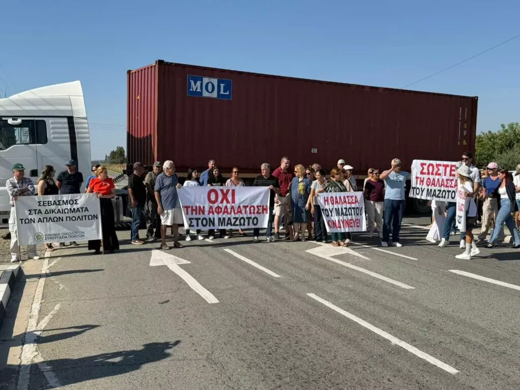 Mazotos sakinleri, deniz suyu arıtma tesisi planlarına karşı yolu kapattı