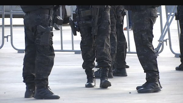 Limasol'da Rum polisinin ΜΜΑΔ birimi üç eve baskın düzenledi, 2 kişi tutuklandı
