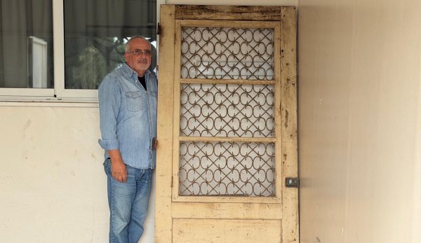 Kato Derinya'nın ilk muhtarı Michalis Poleo'dan eski ev kapısı anısı