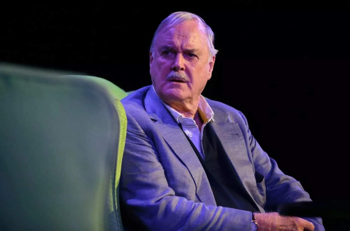 Monty Python'un kurucu ortağı John Cleese, ilk kez Kıbrıs'ta sahne alıyor