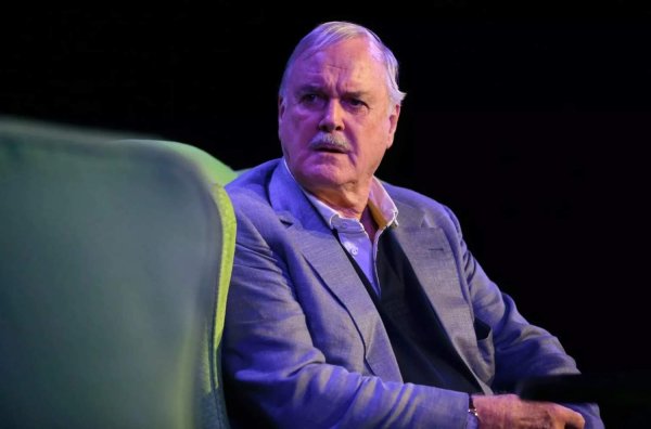 Monty Python'un kurucu ortağı John Cleese, ilk kez Kıbrıs'ta sahne alıyor