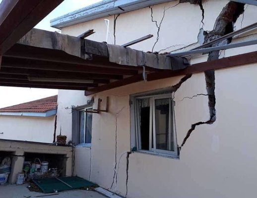 Tarım Bakanı Senekis, Pissouri'de heyelanın evlere verdiği hasarı inceledi